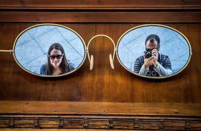 Jorge Salas y su mujer habían recorrían las iglesias de Valladolid viendo pasos de Semana Santa cuando se toparos con estas gafas que sirven de reclamo a una óptica en los soportales de la plaza de Fuente Dorada. "Un espejo es siempre una tentación para sacar una foto, y si son 2, mucho mayor", dice el autor. "Me pareció un retrato de pareja divertido, siempre son mejores unas gafas que un monóculo".