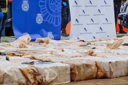Cocaína interceptada en un buque mercante que transportaba cuatro toneladas, en el Muelle de Cruceros del Puerto de Vigo, el 28 de abril.