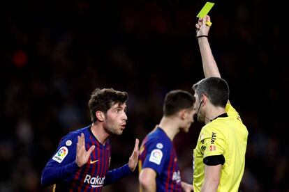 Sergi Roberto ve amarilla después del penalti cometido en su área. 