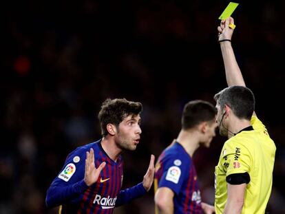 Sergi Roberto ve amarilla después del penalti cometido en su área. 