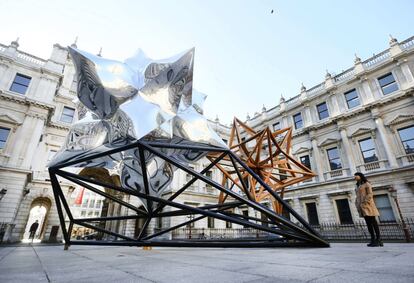 El Museo Whitney de Nueva York acaba de estrenar es mes una retrospectiva de Frank Stella. Antes, en mayo, la Royal Academy de Londres le rindió un homenaje: la institución británica instaló en su patio durante ese mes la escultura de 2014 Inflated Star and Wooden Star [estrella inflada y estrella de madera]. El veterano artista estadounidense, nacido en 1936, fue el más joven al que el Museo de Arte Moderno de Nueva York dedicó una retrospectiva (en 1970). La pieza londinense, concebida digitalmente y revisada y afinada por Stella antes de ser enviada a producción, destaca por la tensión espacial y la belleza de los materiales (aluminio y madera de teca).