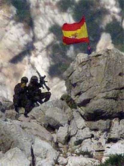 Soldados españoles colocan una bandera en la isla de Perejil.