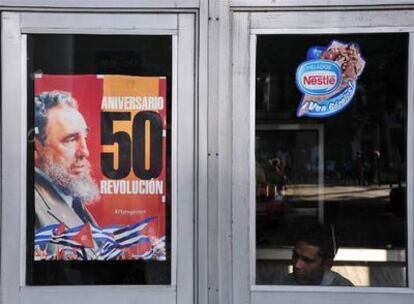 Cartel alusivo al 50º aniversario de la revolución en una tienda estatal de La Habana.