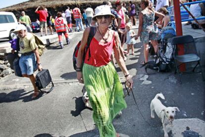 Los vecinos de La Restinga, en la isla de El Hierro, durante la evacuación.