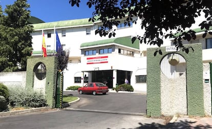 Entrada de la residencia de ancianos de Alcorcón en mayo de 2019.