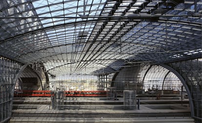 Los arquitectos Meinhard von Gerkan y Jürgen Hillmer, del estudio alemán GMP (Gerkan, Marg und Partner), proyectaron la nueva Hauptbahnhof de Berlín, terminada en 2006, que sustituyó la histórica Lehrter Bahnhof. Esta importante cruz de comunicación ferroviaria, donde confluyen rutas de alta velocidad Este-Oeste y Norte-Sur, se integra en un edificio que pretende aprovechar la luz natural y llevarla hasta las capas más profundas de la estación. Lo logra gracias a grandes techos de cristal con una longitud de más de 320 metros. El vestíbulo central es un impresionante enjambre de escaleras y pasillos donde la vista se pierde entre andenes y zonas comerciales.