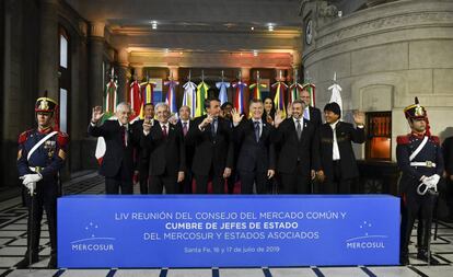 Los presidentes del Mercosur y sus dos países asociados, Chile y Bolivia, posan para la foto de familia tras la cumbre de jefes de Estado realizada en Santa Fe, Argentina.