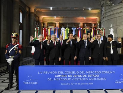 Los presidentes del Mercosur y sus dos países asociados, Chile y Bolivia, posan para la foto de familia tras la cumbre de jefes de Estado realizada en Santa Fe, Argentina.