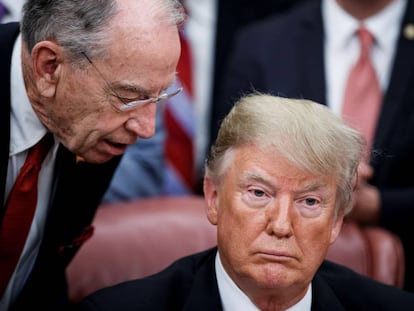 O presidente de EE.UU., Donald Trump, conversa com o presidente do Comitê de Justiça do Senado, Chuck Grassley.