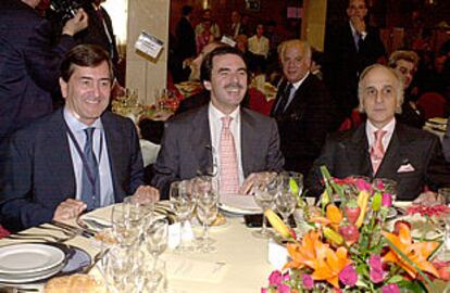 De izquierda a derecha: Alfonso Cortina, presidente de Repsol YPF, José María Aznar y Carlos Bulgheroni, presidente de la compañía de petróleos argentina Bridas, ayer 15 de mayo de 2002, en Madrid. Sentados  a la mesa en una comida oficial.