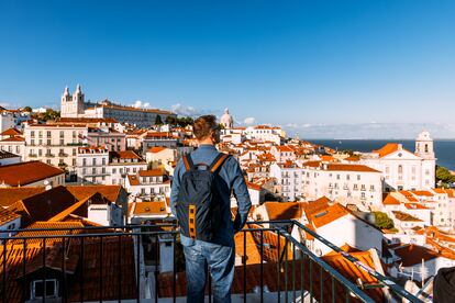 Un hombre observa Lisboa desde un mirador.