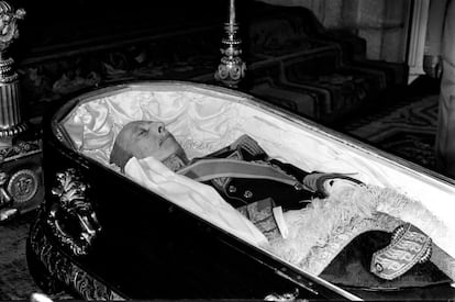 Restos mortales de Franco antes de ser trasladados al Palacio Real de Madrid.