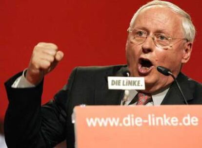 Oskar Lafontaine, durante el congreso fundacional del nuevo partido alemán La Izquierda, el pasado sábado en Berlín.