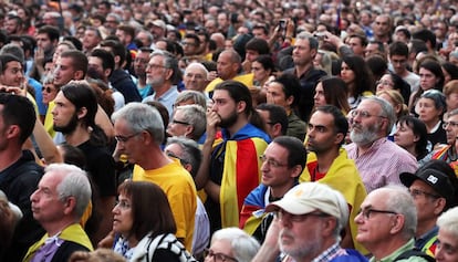 Milers de ciutadans van seguir al carrer la compareixença de Carles Puigdemont.