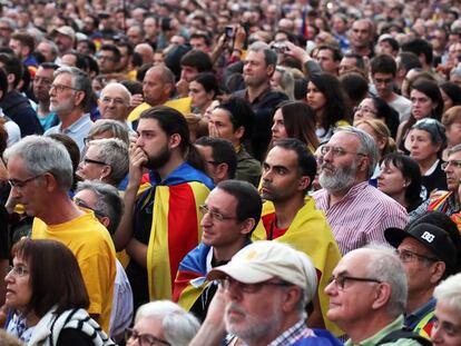 Miles de ciudadanos siguieron en la calle la comparecencia de Carles Puigdemont.
