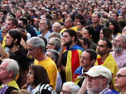 Miles de ciudadanos siguieron en la calle la comparecencia de Carles Puigdemont.