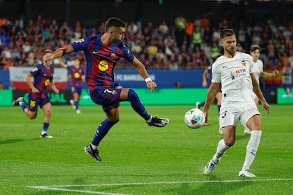 El delantero del Barcelona Ferran Torres, y el defensa del Valencia José Manuel Copete, durante el partido de la jornada 4 de LaLiga EA Sports