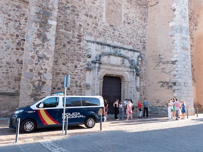 Un grupo de adolescentes frente a la comisaria de la Policía Nacional de Almendralejo, Badajoz, el pasado lunes.