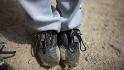 Los pies de un niño venezolano que acaba de jugar a 'baseball'.