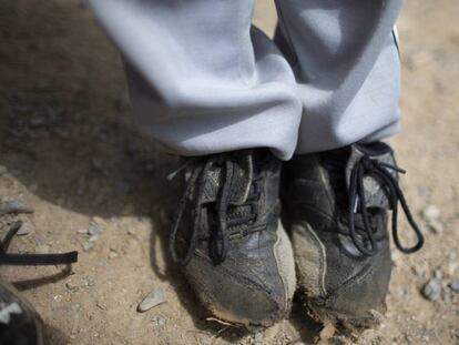 Los pies de un niño venezolano que acaba de jugar a 'baseball'.