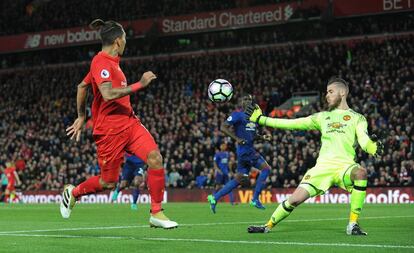 De Gea trata de tapar un centro de Firmino, delantero del Liverpool.