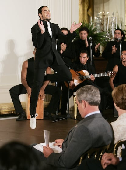 Joaquín Cortés actuando frente al presidente George W. Bush en la Casa Blanca, el 15 de septiembre de 2004.
