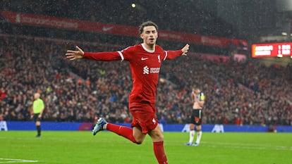 Curtis Jones celebra su segundo gol en el partido de este lunes en Anfield Road.