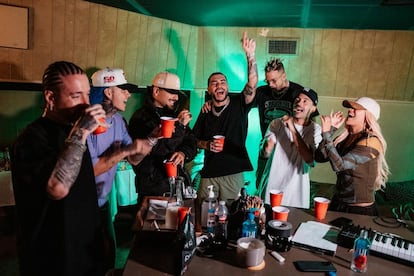 Los artistas J Balvín, Blessed, Maluma, Ryan Castro, Ovi On The Drums, Feid y Karol G, durante la grabación de la canción +57.