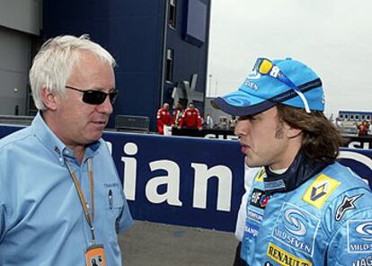 Fernando Alonso habla con el director de carrera, Charlie Withing, antes de la prueba.