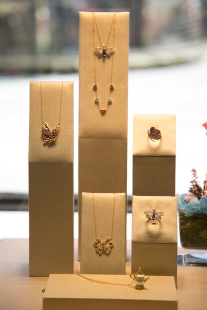 Algunas de las joyas de Suárez inspiradas en 'Alicia en el país de las maravillas'.