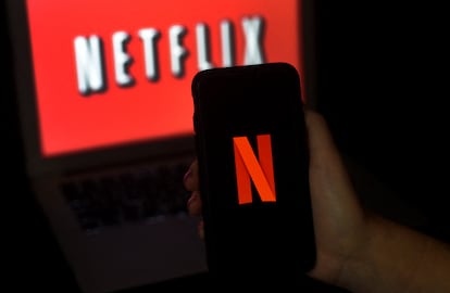 Un móvil y una televisión con el logo de Netflix. La plataforma ha perdido un millón de usuarios en España en el primer trimestre de 2023.