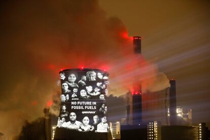 Greenpeace ha proyectado un slogan que dice "no hay futuro en los combustibles fósiles" en la torre de enfriamiento de una central de carbón de RWE, una de las mayores compañías eléctricas cerca de Colonia (Alemania).