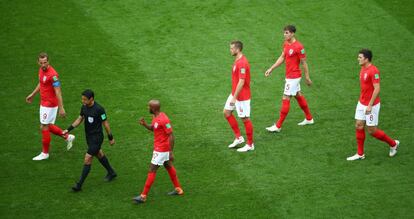 Los jugadores de Inglaterra Harry Kane y Fabian Delph hablan con el árbitro tras el gol del belga Thomas Meunier.