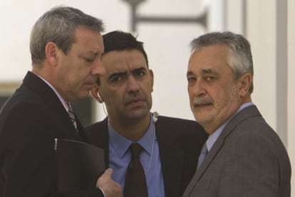 De izquierda a derecha, Francisco Álvarez de la Chica, Mario Jiménez y José Antonio Griñán, el pasado jueves en el Parlamento.