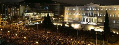 Manifestantes concentrados en la plaza Syntagma como respuesta a la decisión del BCE