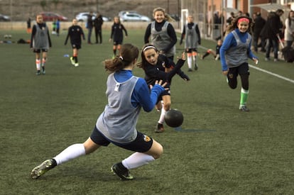 A la hora de enfrentarse a un partido chicas contra chicos, a los doce años se tienen en cuenta otros factores que la fuerza.