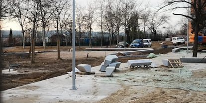 Bancos de granito tirados en el suelo en los terrenos del Parque Cornisa en obras, en el distrito Centro de Madrid, el 18 de enero de 2023.