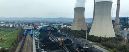 Una central térmica en China y sus depósitos de carbón.