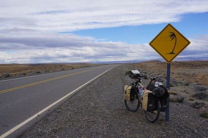 La fama de los fuertes vientos patagónicos tiene verdadero fundamento, tal y como se aprecia en las señalizaciones de tráfico, camino de Ushuaia.