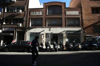 Fachada del edificio de la calle Pedro Heredia 6, en Madrid, una antigua fábrica convertida en bloque de lofts.