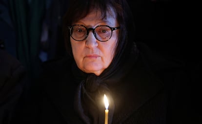 Liudmila Navalnaya, madre del difunto líder de la oposición rusa Alexéi Navalni, asiste al funeral de su hijo este viernes 1 de marzo en la iglesia Utolí Mayá Pechali, de Moscú.