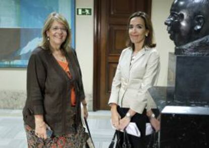 La diputada del PP Elvira Rodríguez (i), y la secretaria general técnica del Ministerio de Economía, Lourdes Centeno, ayer