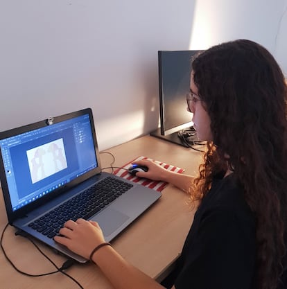 La estudiante Laura Bueno mientras diseñaba su diseño.