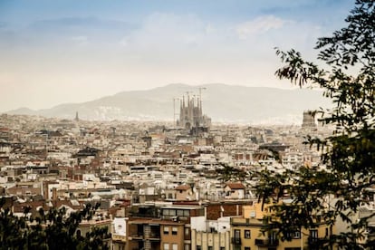 Imagen panorámica de Barcelona, con la Sagrada Familia al fondo.