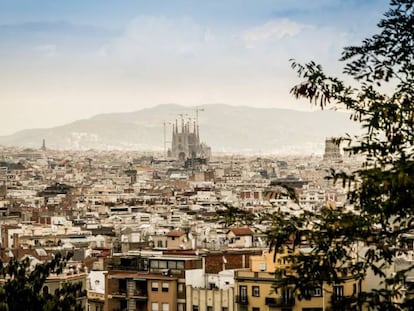 Imagen panorámica de Barcelona, con la Sagrada Familia al fondo.