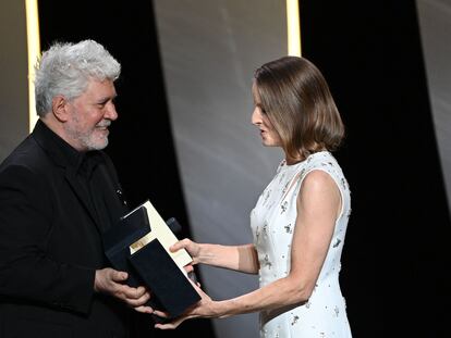 Jodie Foster recibe de manos de Pedro Almodóvar la Palma de Oro de Honor durante la ceremonia de inauguración de la 74ª edición del festival de Cannes.