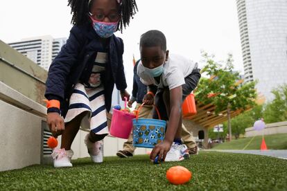 Niños buscan huevos de Pascua en un parque de Dallas (Texas), el 4 de abril.