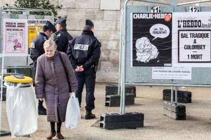 Un grupo de policías, en el salón del cómic de Angulema, dedicado a 'Charlie Hebdo'.