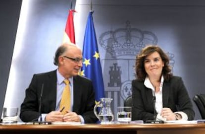 Cristobal Montoro y Soraya S&aacute;enz de Santamar&iacute;a, en la rueda de prensa tras el Consejo de Ministros.