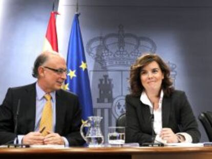 Cristobal Montoro y Soraya Sáenz de Santamaría, en la rueda de prensa tras el Consejo de Ministros.